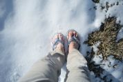 Nackte Füsse in FlipFlops stehen im Schnee - POV Nackte Füsse in FlipFlops stehen im Schnee - POV
